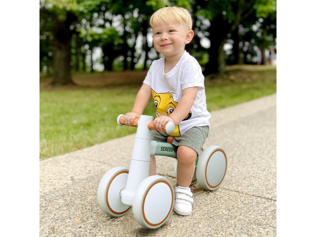 Bicicleta de equilibrio con cuatro ruedas